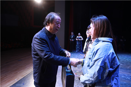 30刘侗院长为获幸运奖学生颁奖