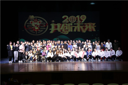 31领导和全体演职人员合影