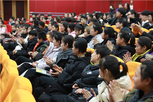 5.学生们认真聆听讲座