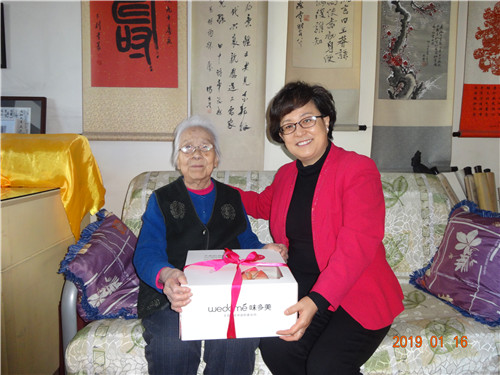 1党委副书记毕兆炜和任均老师合影