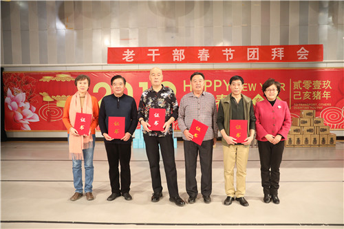 4毕书记为新退休人员颁发纪念品