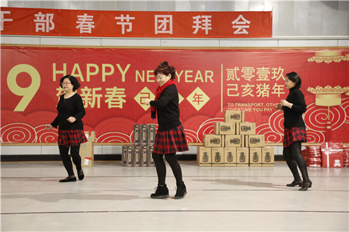 6老干部表演舞蹈