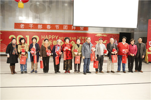 5院领导为属猪老师颁发纪念品