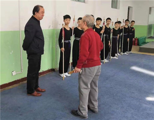 4院长刘侗与专业老师亲切交流