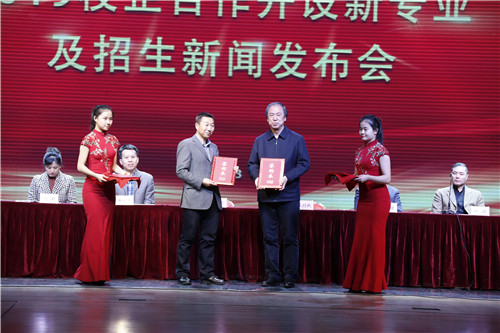 10北戏院长刘侗（右）和中国评剧院党委书记吕利民（左）交换《校企合作联合办学协议》文本