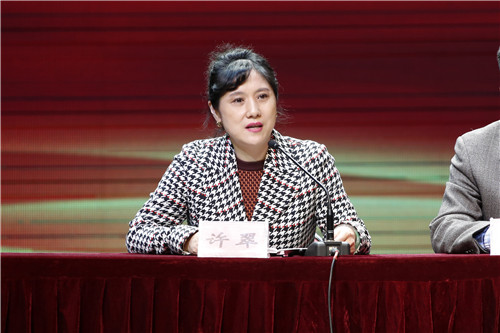 17北戏副院长许翠回答媒体记者问题