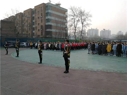 1、全体中专师生参加升旗仪式