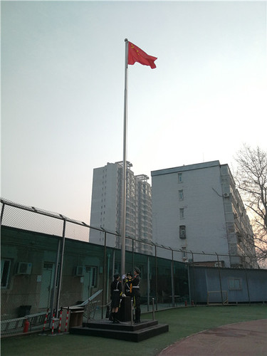 3、五星红旗迎风飘扬