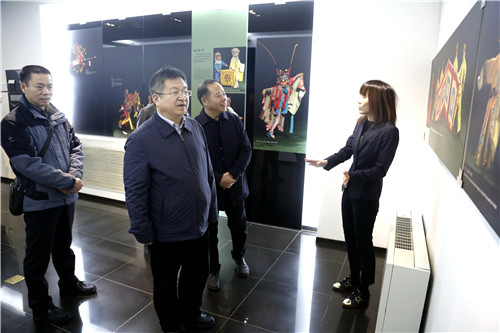 5参观校史展.6