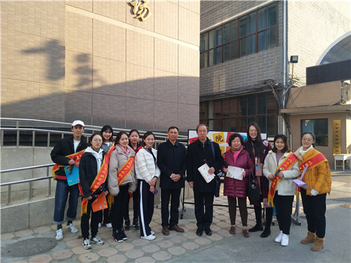 8学生会成员和老师们合影