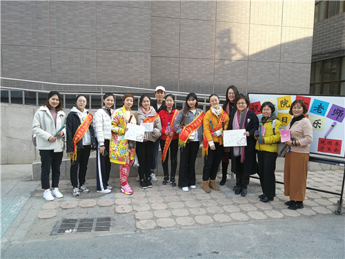 9学生会成员和老师们合影