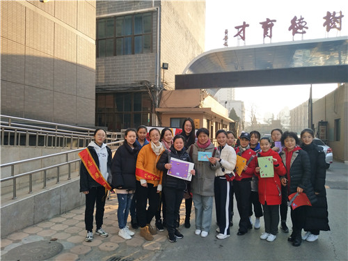 10学生会成员和老师们合影