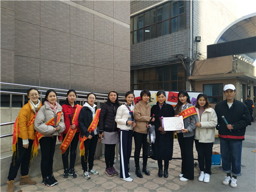 11学生会成员和老师们合影