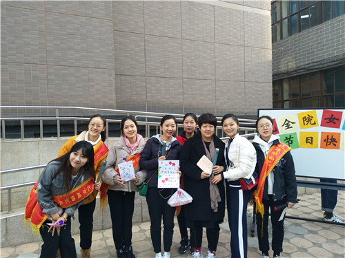 12学生会成员和老师们合影