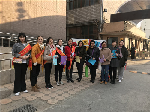 13学生会成员和老师们合影