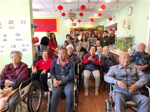 4党员与养老院老人们合影