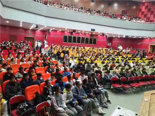 1、全体中专师生观看《感动中国2018颁奖典礼》