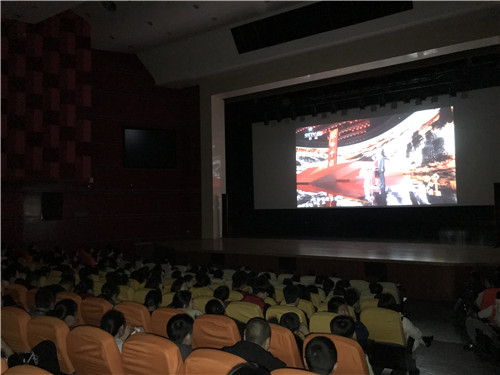 3、全体中专师生观看《感动中国2018颁奖典礼》