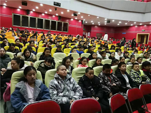 2、全体中专师生观看《感动中国2018颁奖典礼》