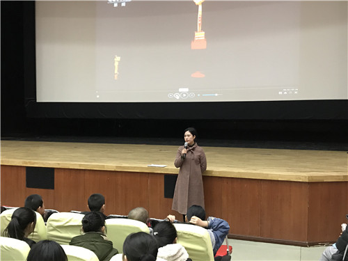 4、学生处盛辉老师组织中专学生观看《感动中国》教育片