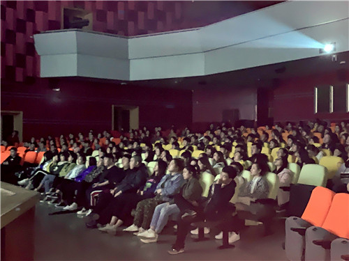 6、全体高职师生观看《感动中国2018颁奖典礼》