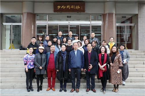 1院长刘侗与济南吕剧院一行在少儿戏剧场前合影
