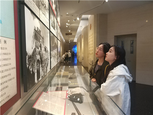 1.学生们观看抗战历史照片