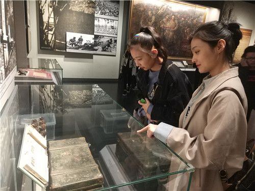 3.学生们观看抗战遗物及照片