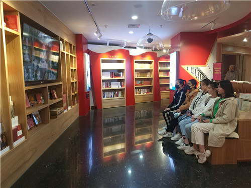 4.学生们认真观看历史纪录片