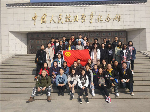 5.学生们在纪念馆前合影