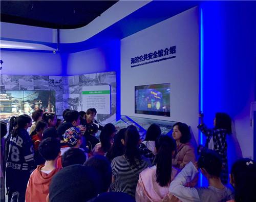 2、师生认真聆听安全馆主题展区介绍