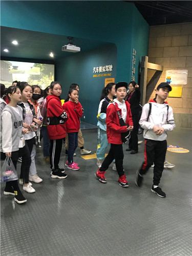 4、学生们参加汽车模拟驾驶体验