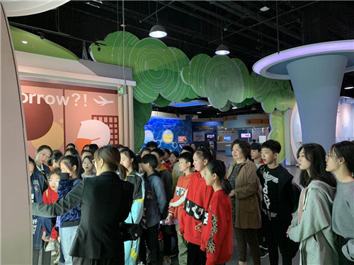 5、学生们认真聆听环境安全知识