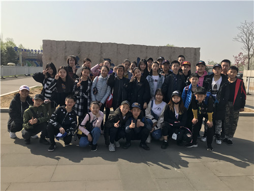 6、学生们在安全馆前合影留念