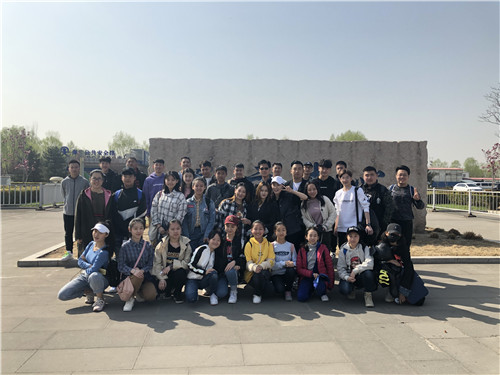 7、学生们在安全馆前合影留念