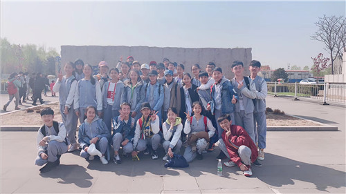 8、学生们在安全馆前合影留念