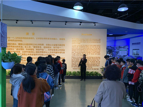 1、学生们认真聆听讲解公共安全的意义