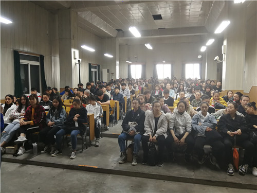 5.学生们认真聆听讲座