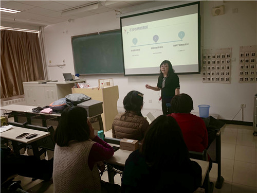 2李萍老师在进行讲座