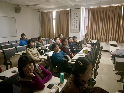 4老师们认真听讲