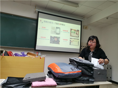 3李萍老师在进行实操指导