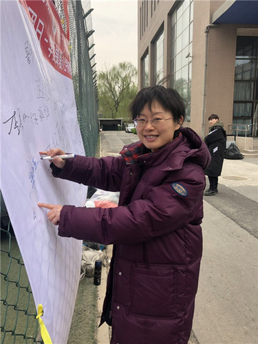 4师生积极参加捐赠活动