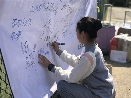 6学生积极参加捐赠活动