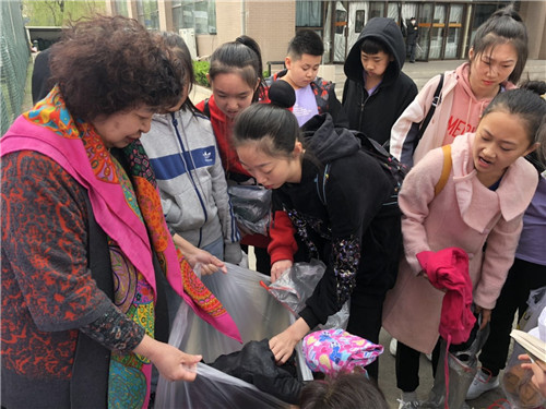 8师生积极参加捐赠活动