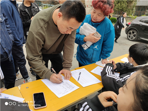 7学生积极参加捐赠活动