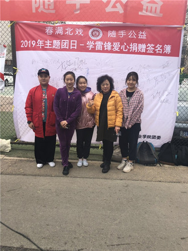 11师生参加捐献活动合影