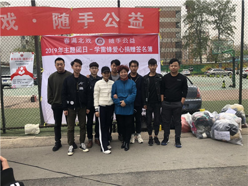 12师生参加捐献活动合影