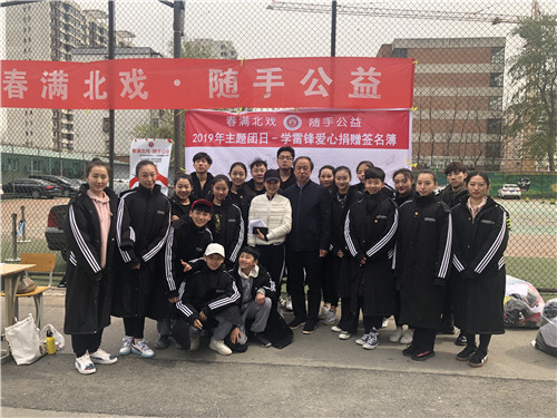 13老师和学生会干部们合影