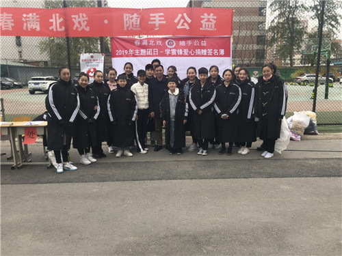 14老师和学生会干部们合影