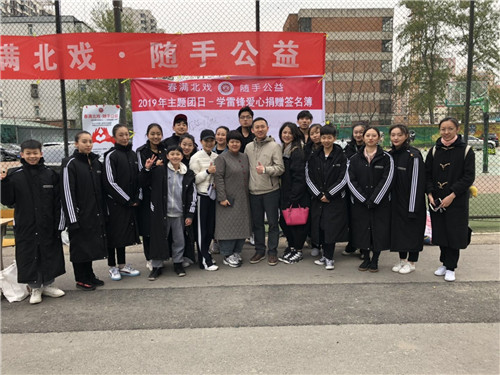 15老师和学生会干部们合影